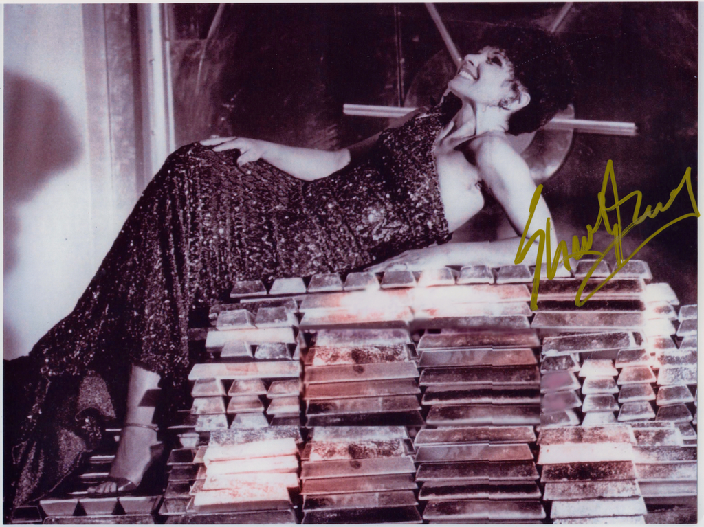 SHIRLEY BASSEY IN PERSON SIGNED PROMO PHOTO FOR THE JAMES BOND FILM GOLDFINGER